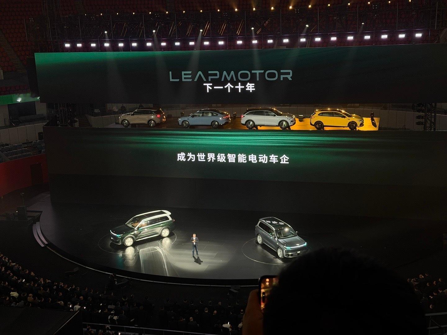 零跑的下一个十年的目标～成为世界级智能电动车企和年销400万。朱江明：今年卖了6