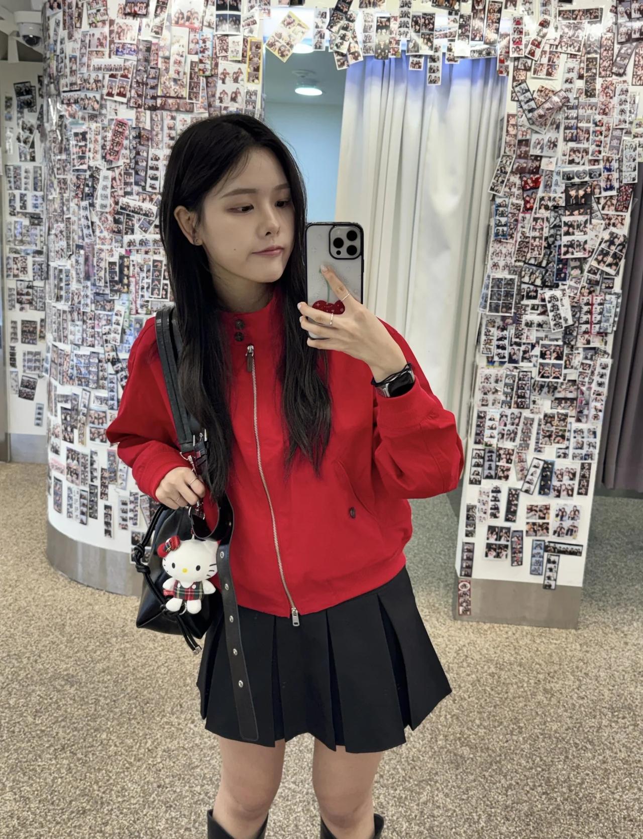 去拍Irene人生四格的穿搭
看到姐姐的人生四格出来了下课后回家换上我的大红色外