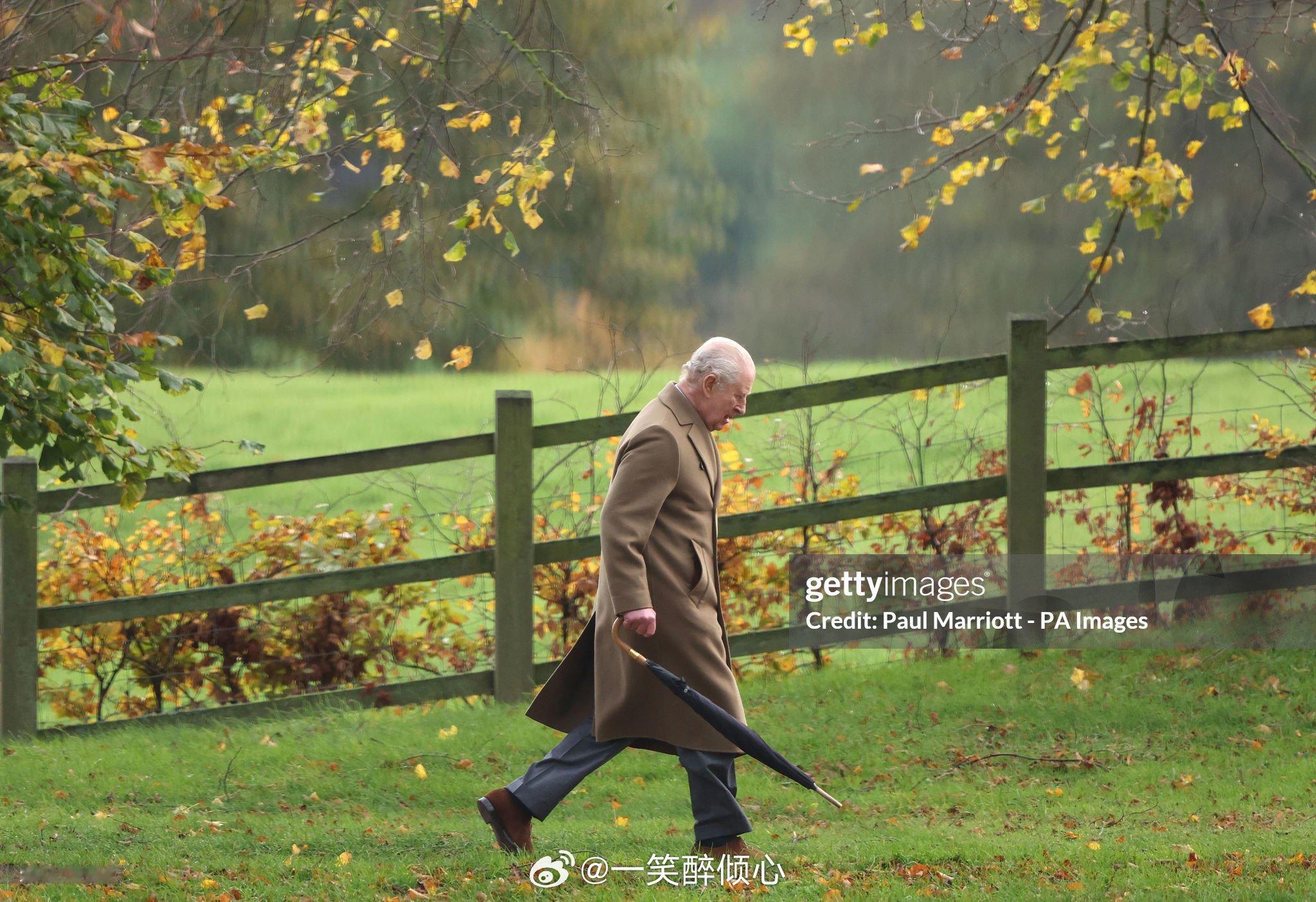 英国王室[超话]  今天查尔斯三世在诺福克郡圣玛丽抹大拉教堂参加教堂礼拜天活动⛪