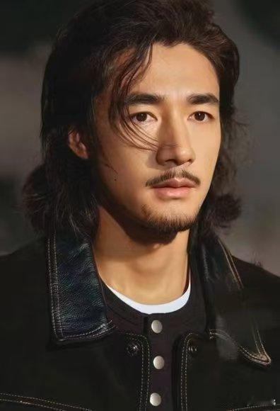 任敏此沙cha了拍手转场 任敏此沙一本正经耍帅最好笑拍手转场带来满满的惊喜感，镜