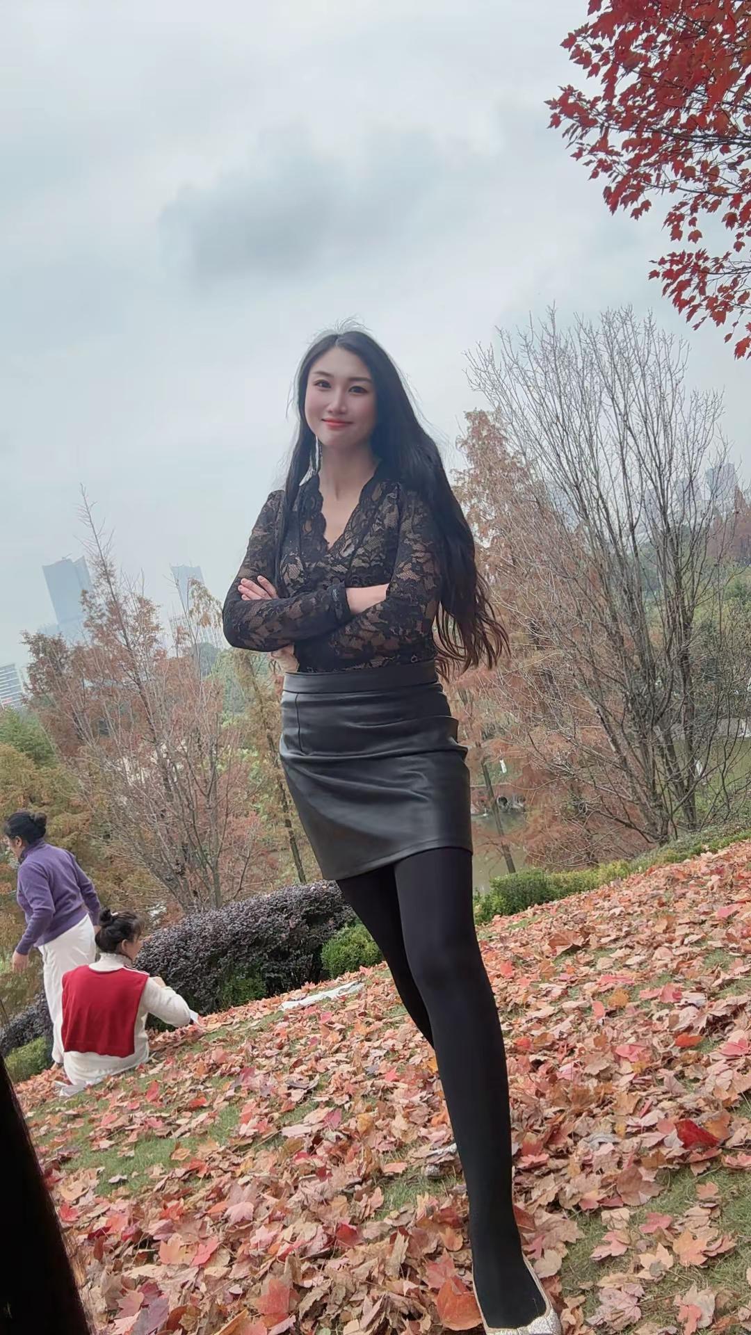 人总要在看透一些事、熬过一些难之后，悄悄换了性子。从前的热烈莽撞慢慢沉淀，那个爱