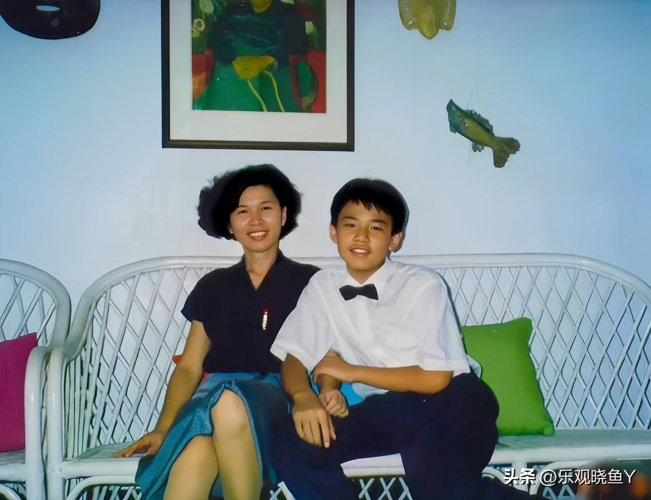 一九九一年，台湾，周杰伦和他的妈妈叶惠美的合影。彼时周杰伦十二岁，阳光帅气。母子