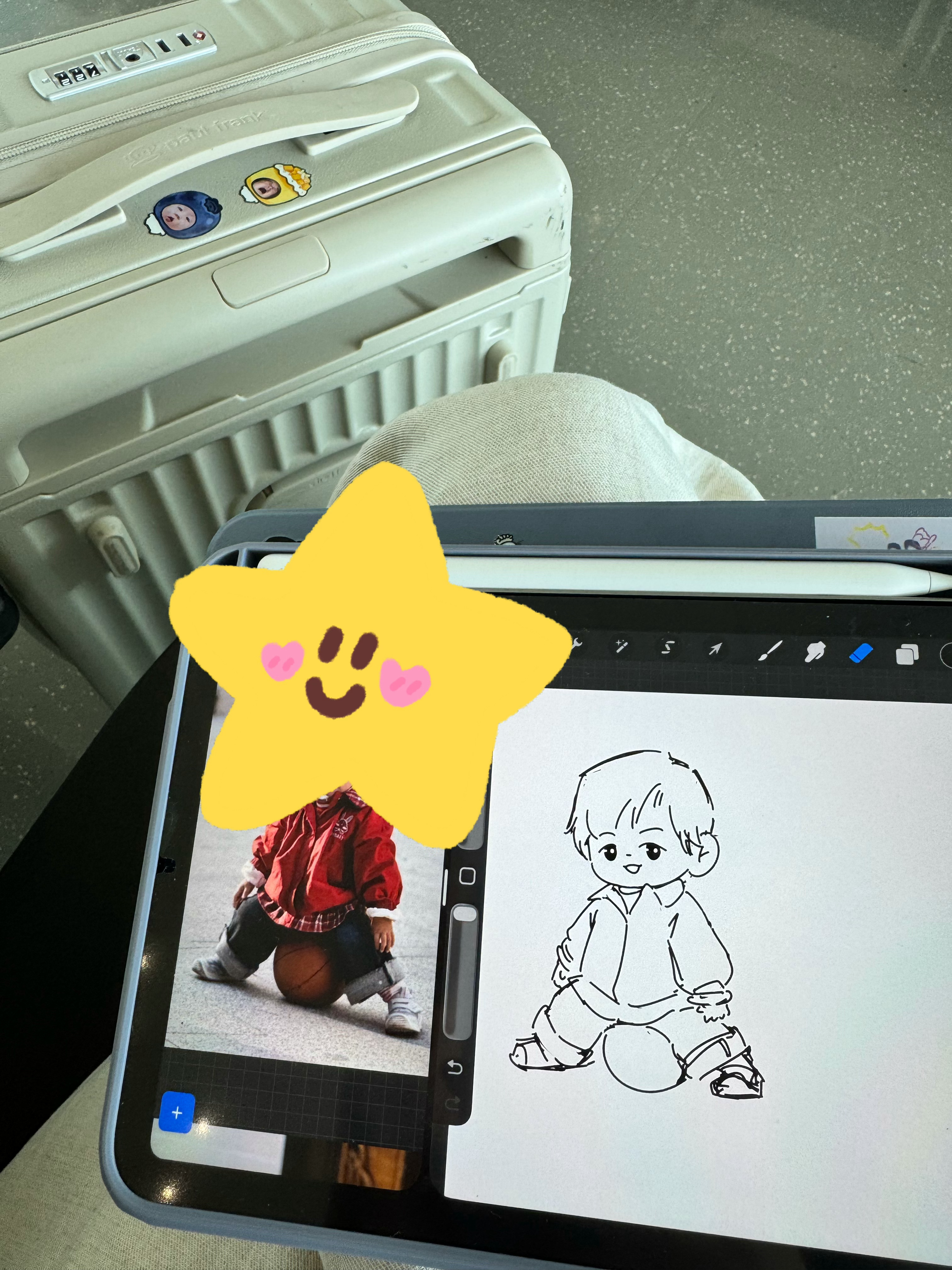 在机场了，拿着板子画画单子