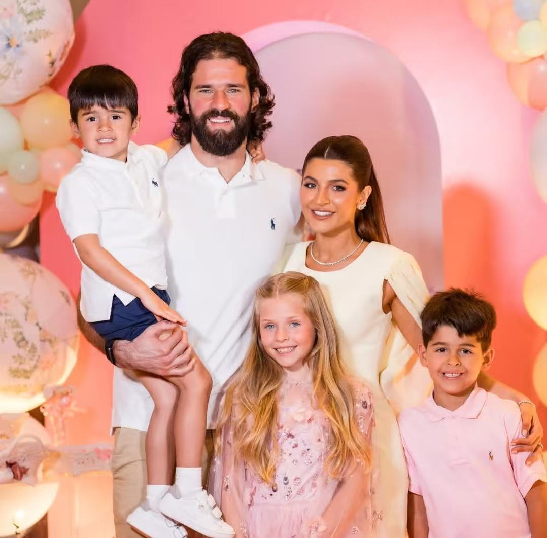 阿利松妻子为女儿庆贺生日：我们创造了永存心中的回忆！
利物浦门将阿利松的妻子娜塔