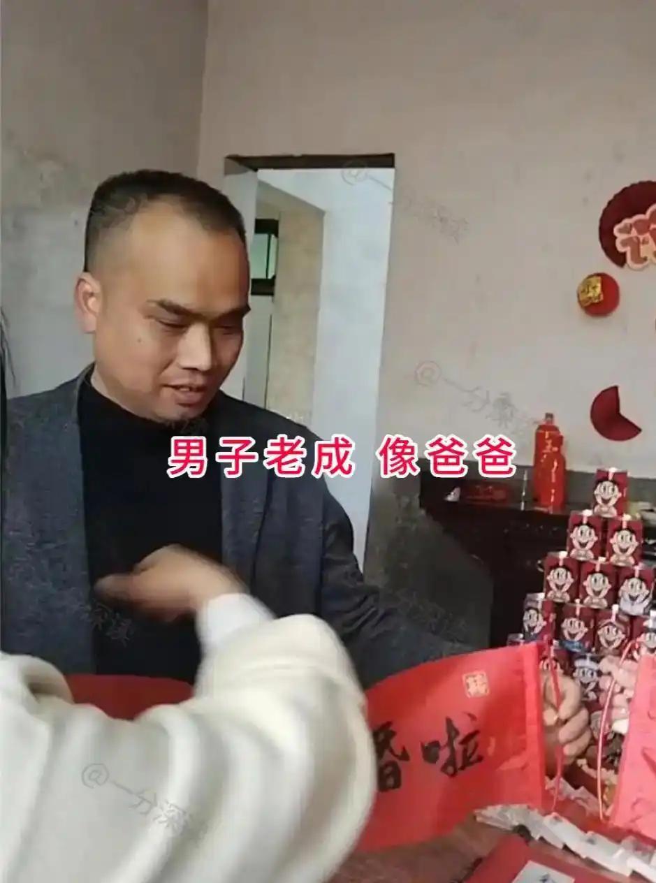 江西一场普通的订婚现场，照片发到网上之后，一下子掀起了不小的讨论。
 
画面里红
