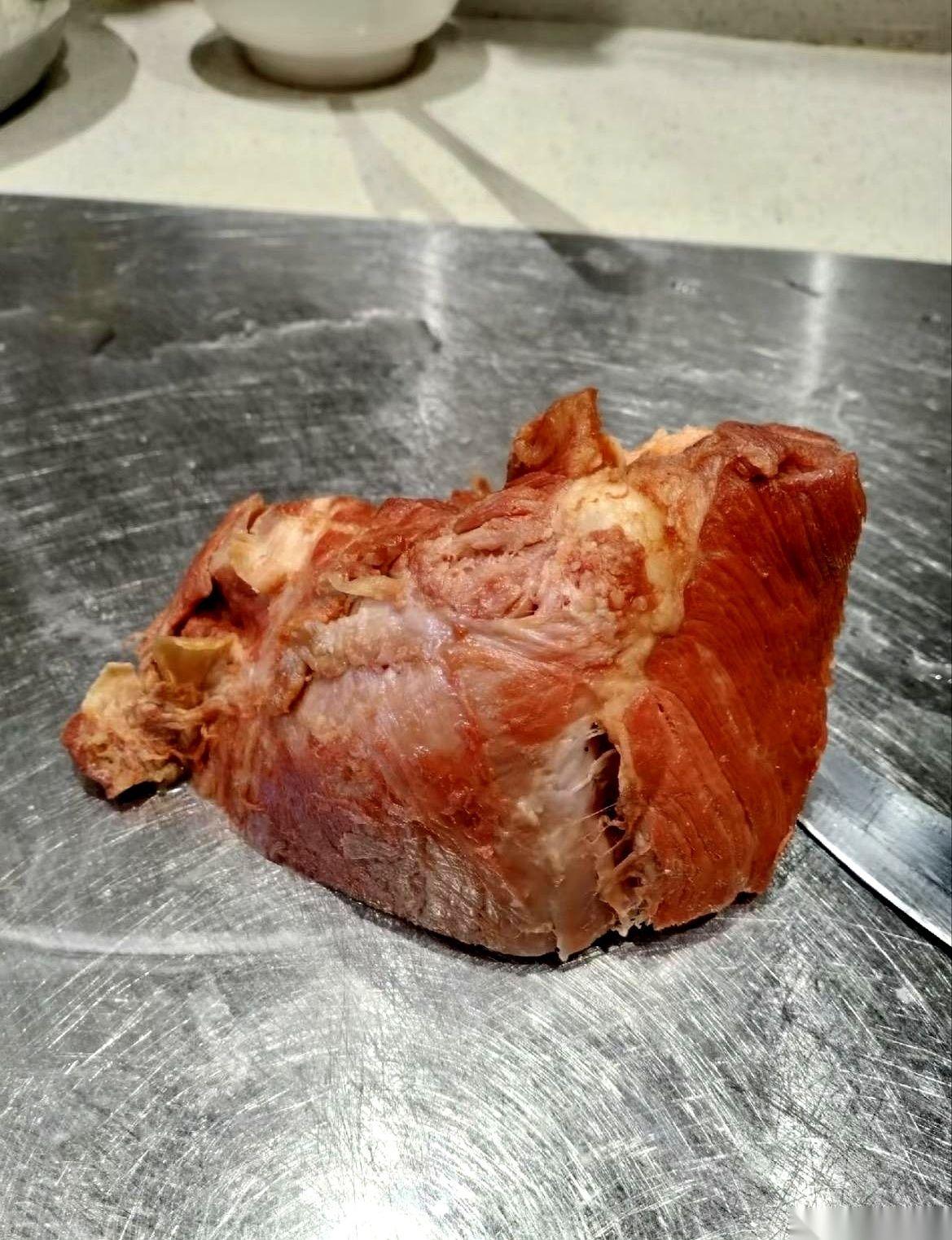 熟食摊上标价40元一斤、50元一斤的卤牛肉，内行人透露是用猪腱子肉冒充的。
那种