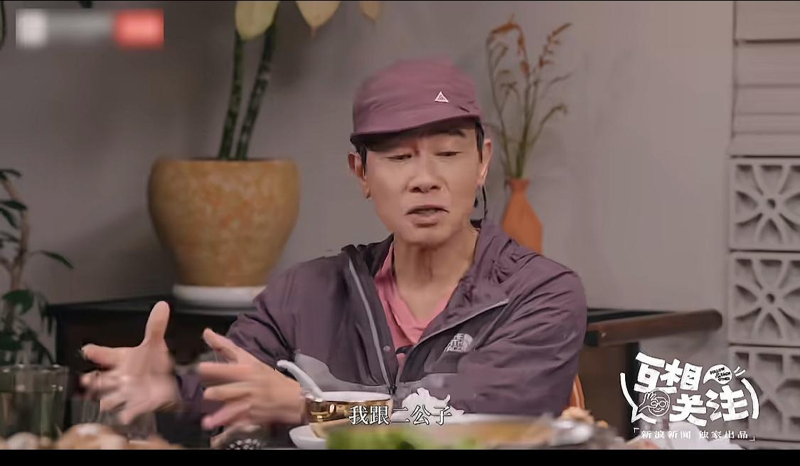 二胎家庭一碗水端不平，就连陈小春也不例外！陈小春现在没事能去学校门口排队接孩子，