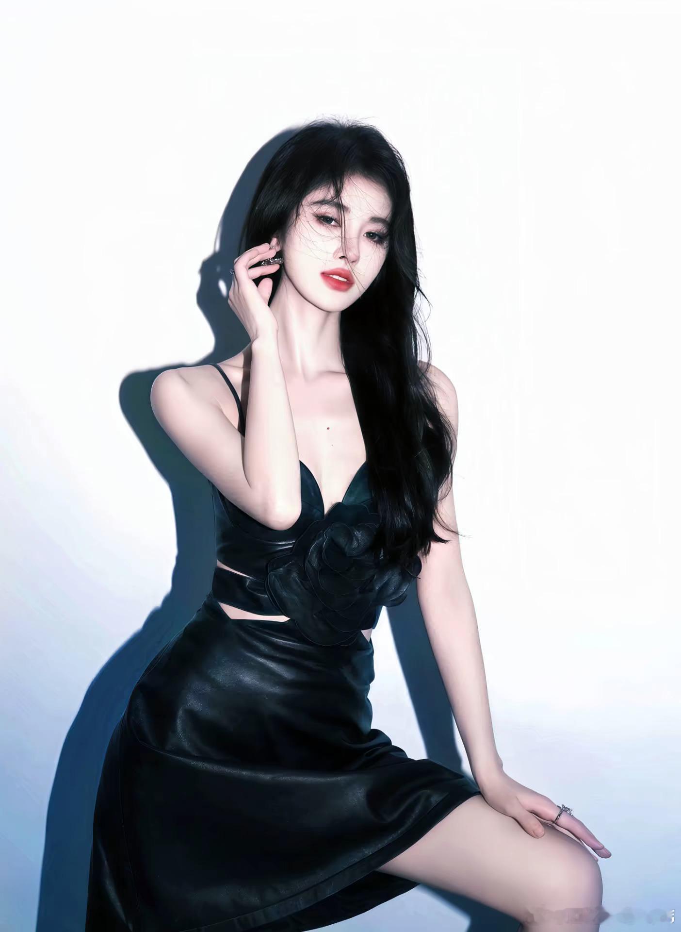 鞠婧祎 jjy鞠婧祎苏绿夏 夏天有晚来迟暮的霞光  正如晚来的你皆是笑意，去吹吹