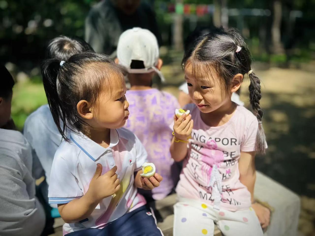 幼儿园午餐端上来水煮蛋，小朋友们立刻坐得笔直。圆圆拿起小勺子，轻轻敲开蛋壳，嫩白