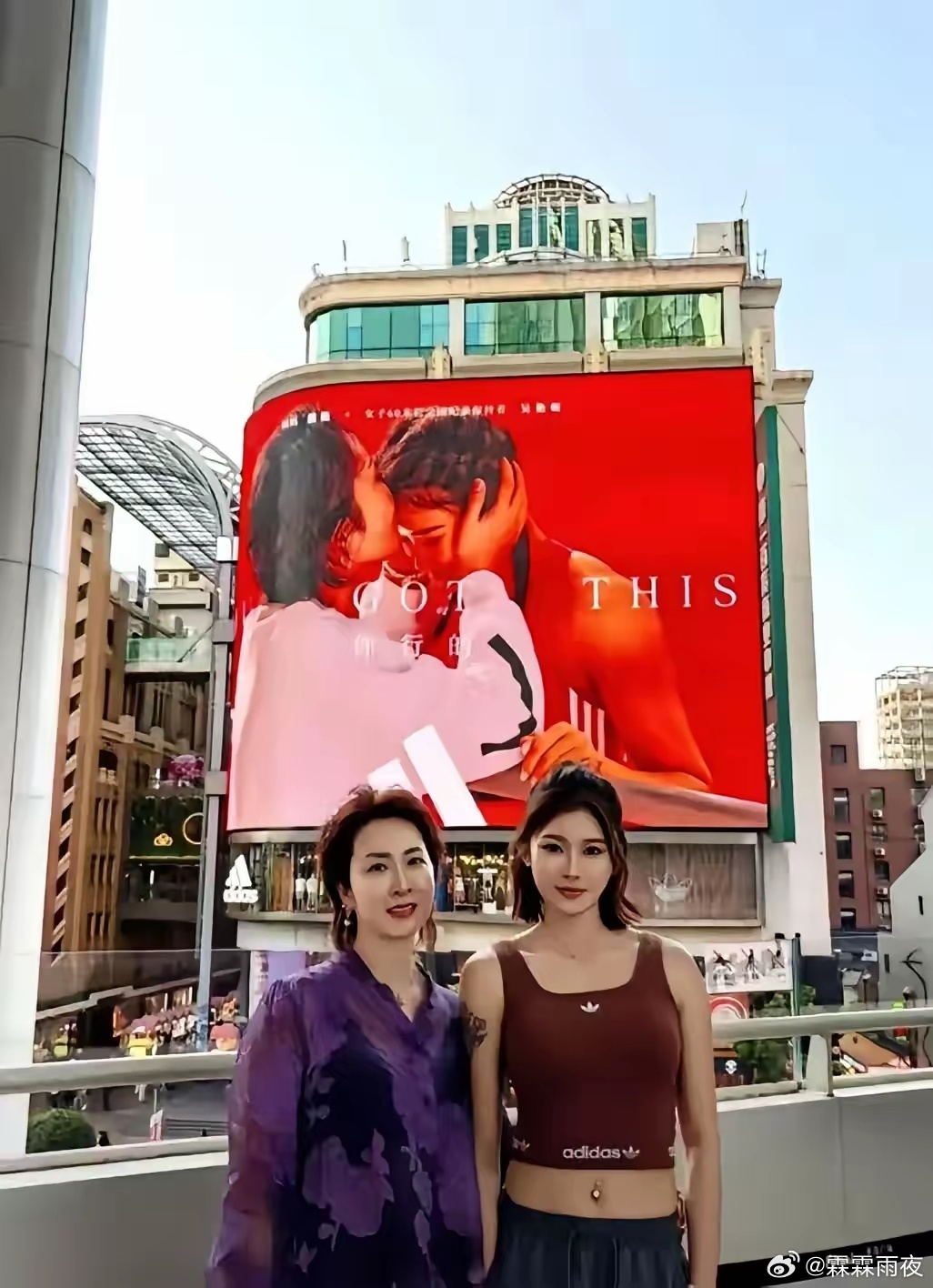 怪不得吴艳妮这么漂亮呢，看吴妈妈就知道了穿搭有品位，气质很绝，长相大气，是一位舞