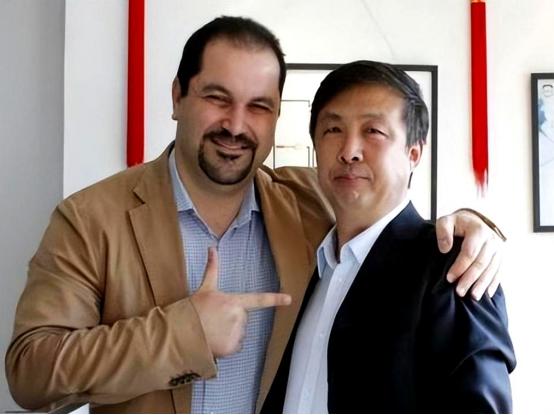 “中国现在向美国投降还来得及！再晚就要‘跪着’了，”7年前，中国专家马臣公开宣称