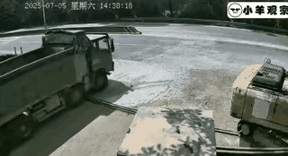 一大车，稳稳地驶过弯道前行，突然被后面来的小车追尾，谁负全责？

怎么觉得，大车