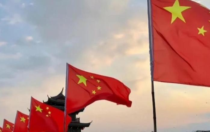 战争早就不是两军对垒的事了，俄乌拖到第四年，北京看明白一个道理：真正决定输赢的不