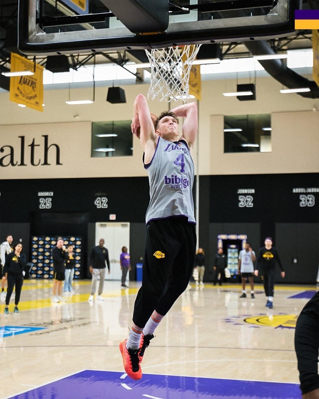 好久没在官媒上看到我克的训练营照片了…克内克特