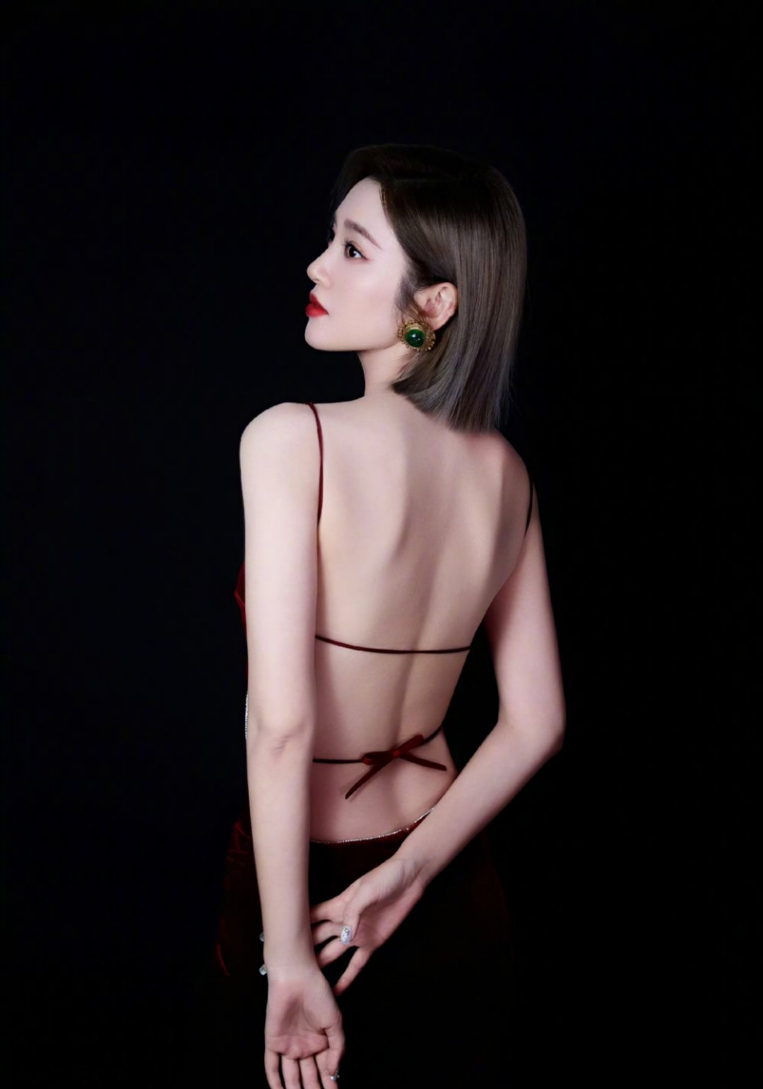 唐艺昕裸背唐艺昕的背部线条 突然对唐艺昕是明媚解药有了实感❗❗祺贵人真的越来越好