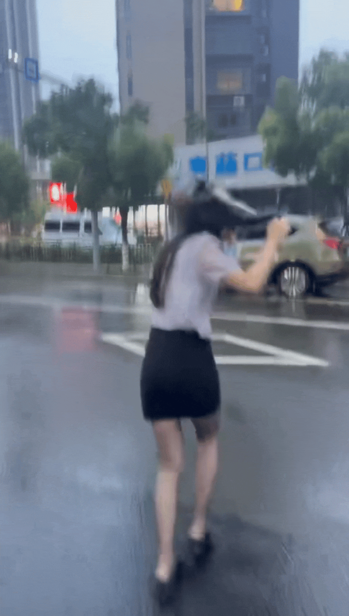 在风雨中奔跑的姐姐有点狼狈！