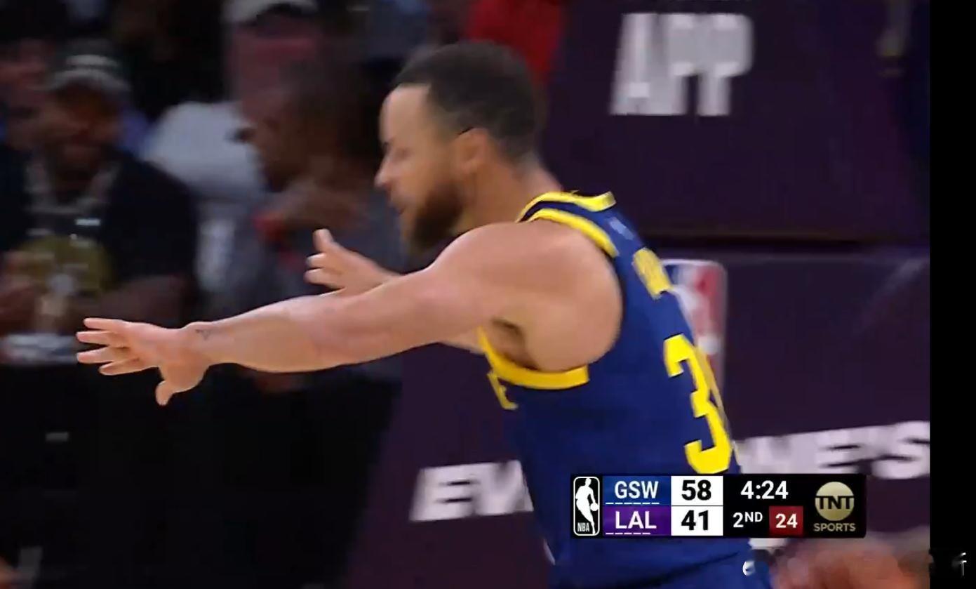 库里再中三分！！！勇士领先湖人17分[doge]#金州勇士[超话]##湖勇大战#