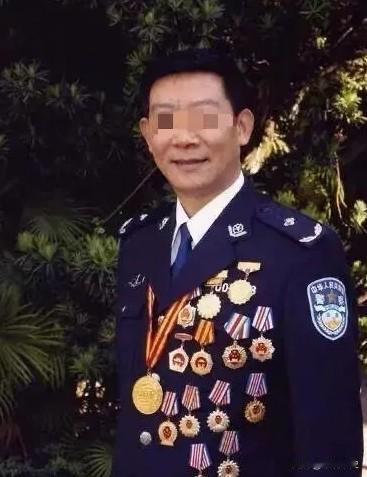 1992年，一缉毒警官露脸参加颁奖仪式。导致他的缉毒警察身份被发现，毒贩为了报复