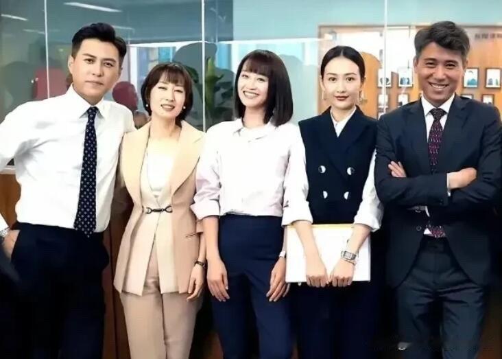 靳东不愧是男神级别的帅哥，即使现在步入了中年人的行列了，依旧高大帅气，浓眉大眼，