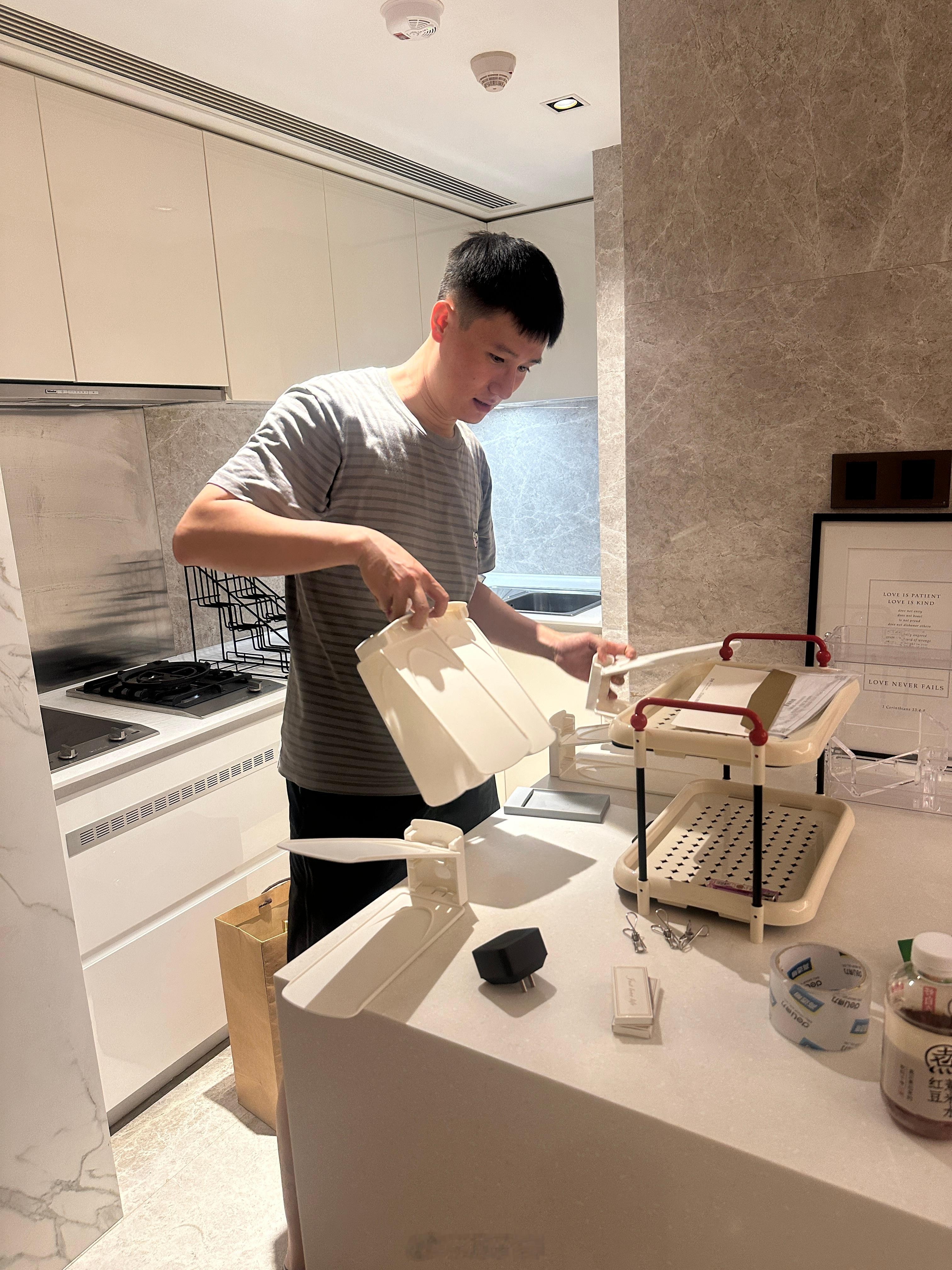 别人都在抢着买菜，我们在抢着清空房间😂 ​​​