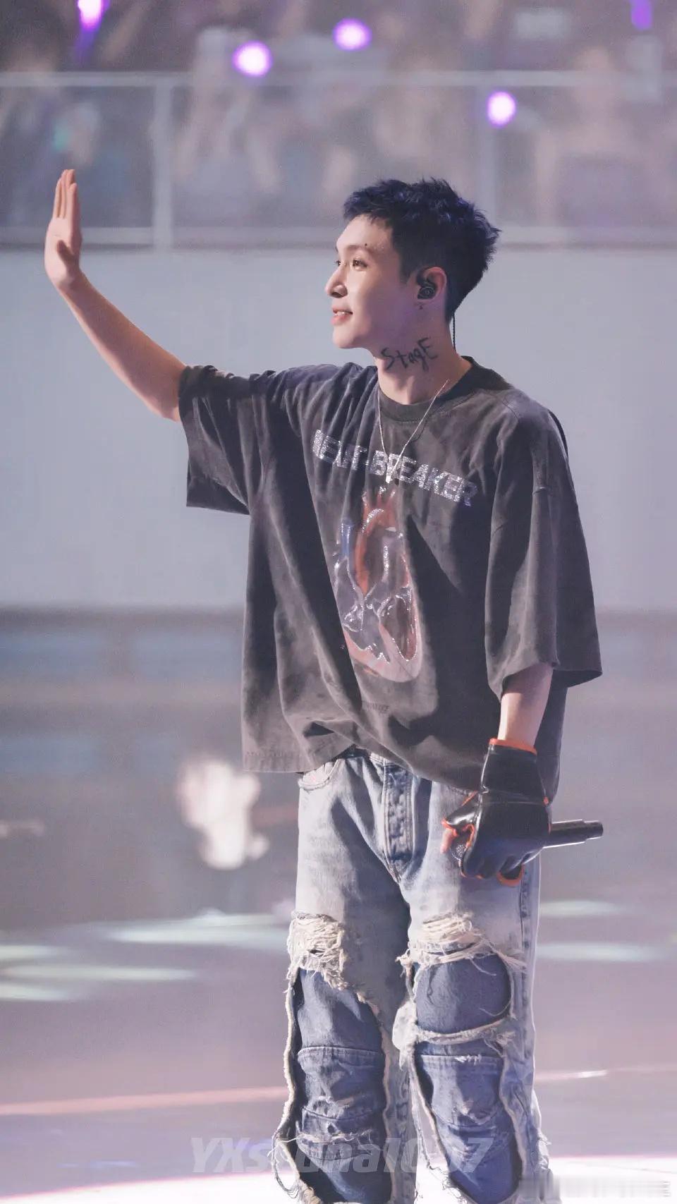 寸头的张艺兴好像又让我看到了当初那个少年[悲伤][悲伤][悲伤]回到了刚认识EX