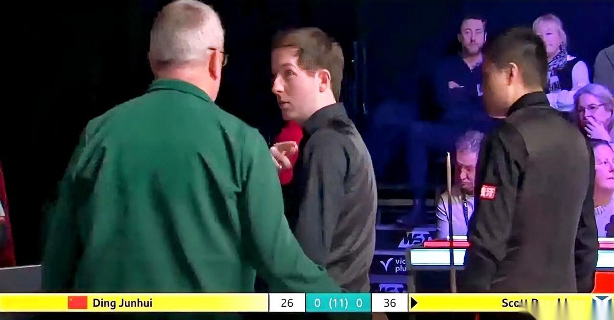 眼看着杆就要捅出去了，唐纳森人都趴下了，全场鸦雀无声，裁判突然喊停。
就这么给叫