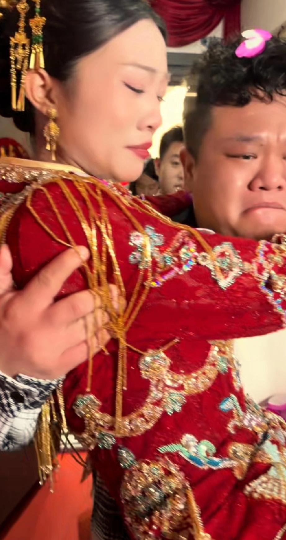 解清帅的大哥看似是个刚强的汉子，还有他柔情似水的一面。妹妹出嫁，一个大男人哭什么