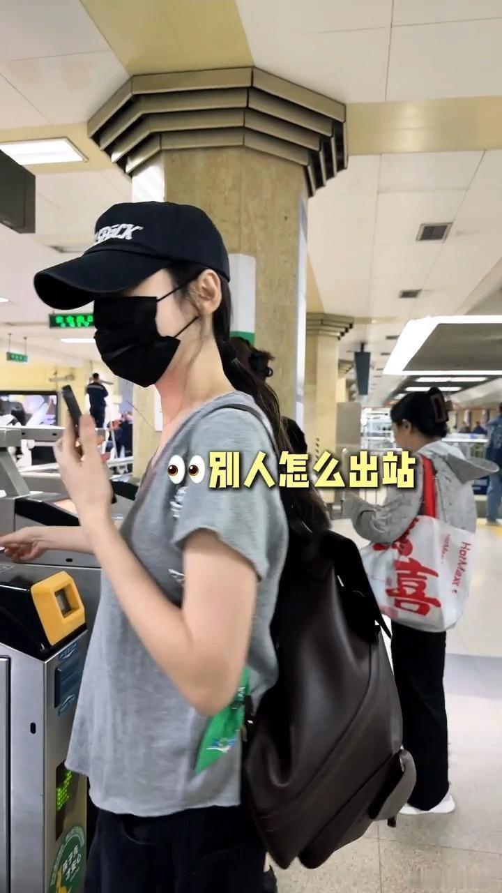 秋瓷炫带儿子坐地铁  啪嗒也太帅了！好像爸爸 