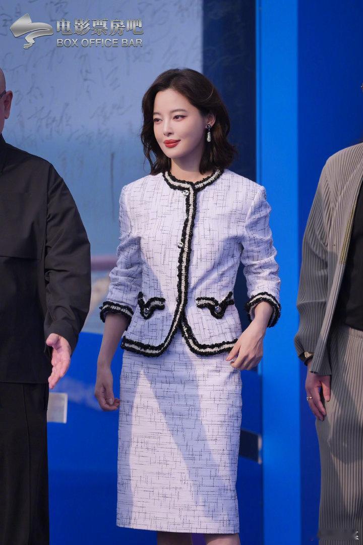 连海风都偏爱辛芷蕾红毯名场面非辛芷蕾莫属，微风拂过发丝的画面刷屏全网，从容大方，
