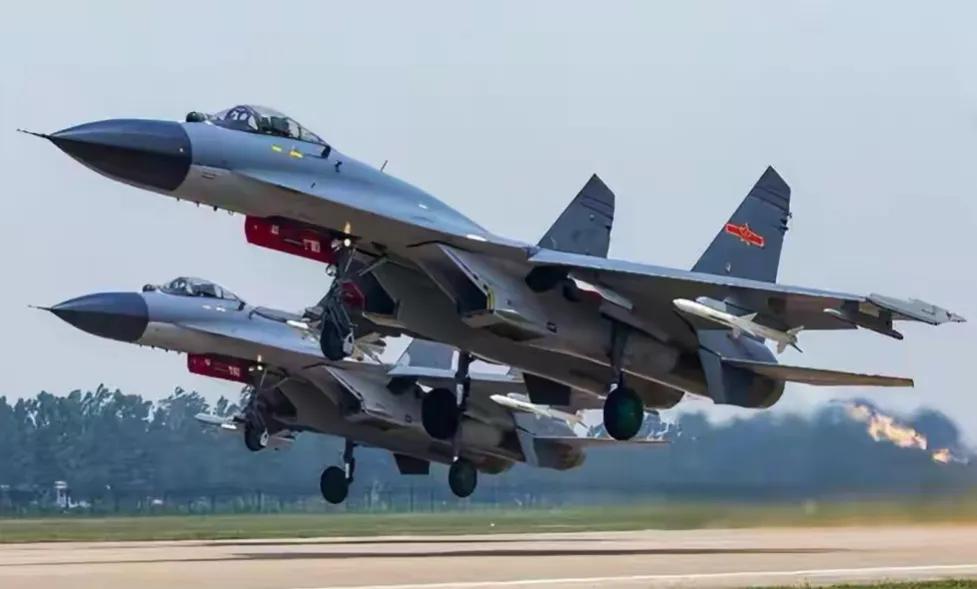 【两架解放军战机距离中国台湾省岬角鹅銮鼻岛最近仅47海里】
台湾当局防务部门今日