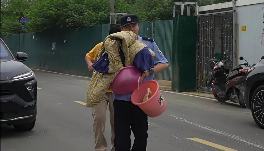 泪目！湖北武汉，一名初三女生因要中考离校回家，但因为家里条件问题，女生不仅没有家