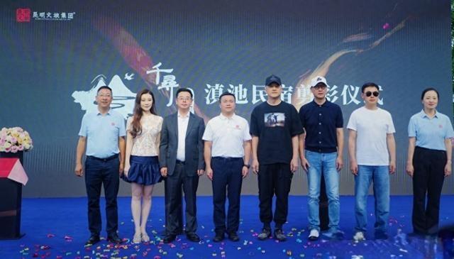 李亚鹏昆明民宿开业，周杰专程赶来捧场
 
说起事业，李亚鹏早年靠着《射雕英雄传》