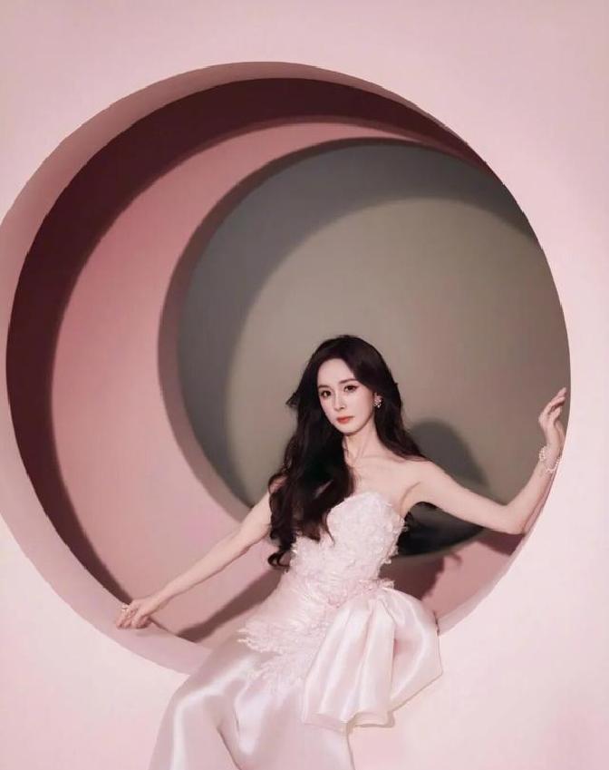 一眼看过去，很多人都不敢信，照片里这位穿粉缎抹胸长裙的，是已经出道多年的杨幂。