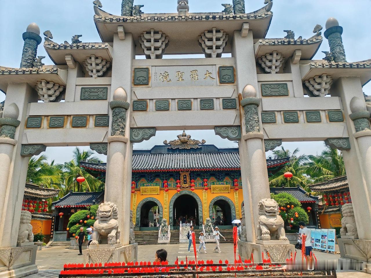 到文笔峰，首先映入眼帘的就是大罗圣境的四柱牌坊，这也是玉蟾宫的山门，过了检票处，