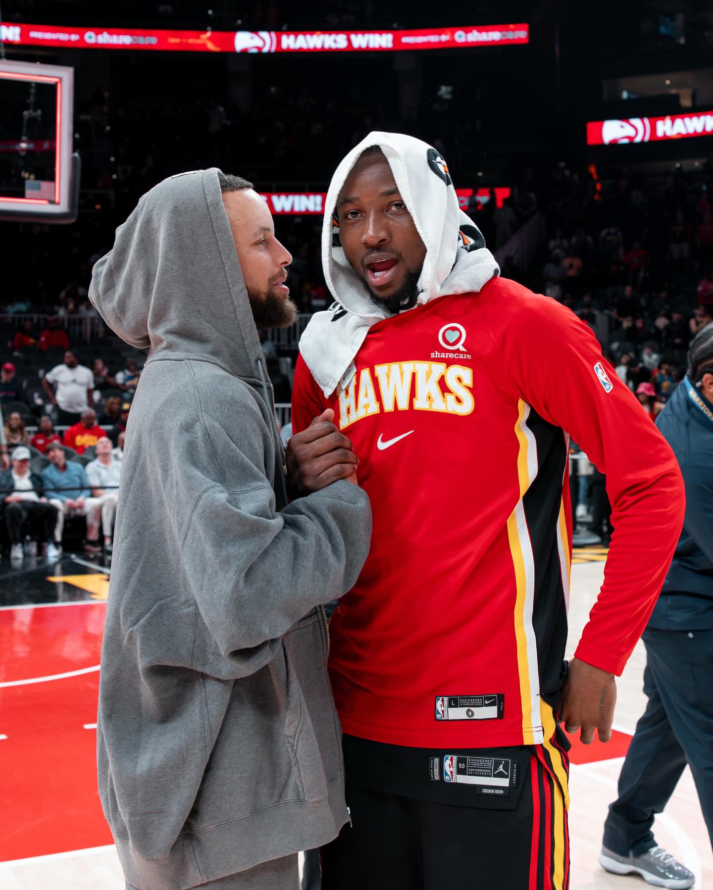 老友相逢！老鹰官方晒库明加&希尔德与库里交谈照：互敬对手