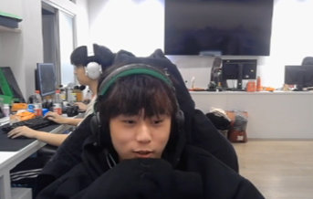 Ale：Uzi都大师了？这么猛，问下他准备啥时候复出，我钻1都在打职业，他大师凭