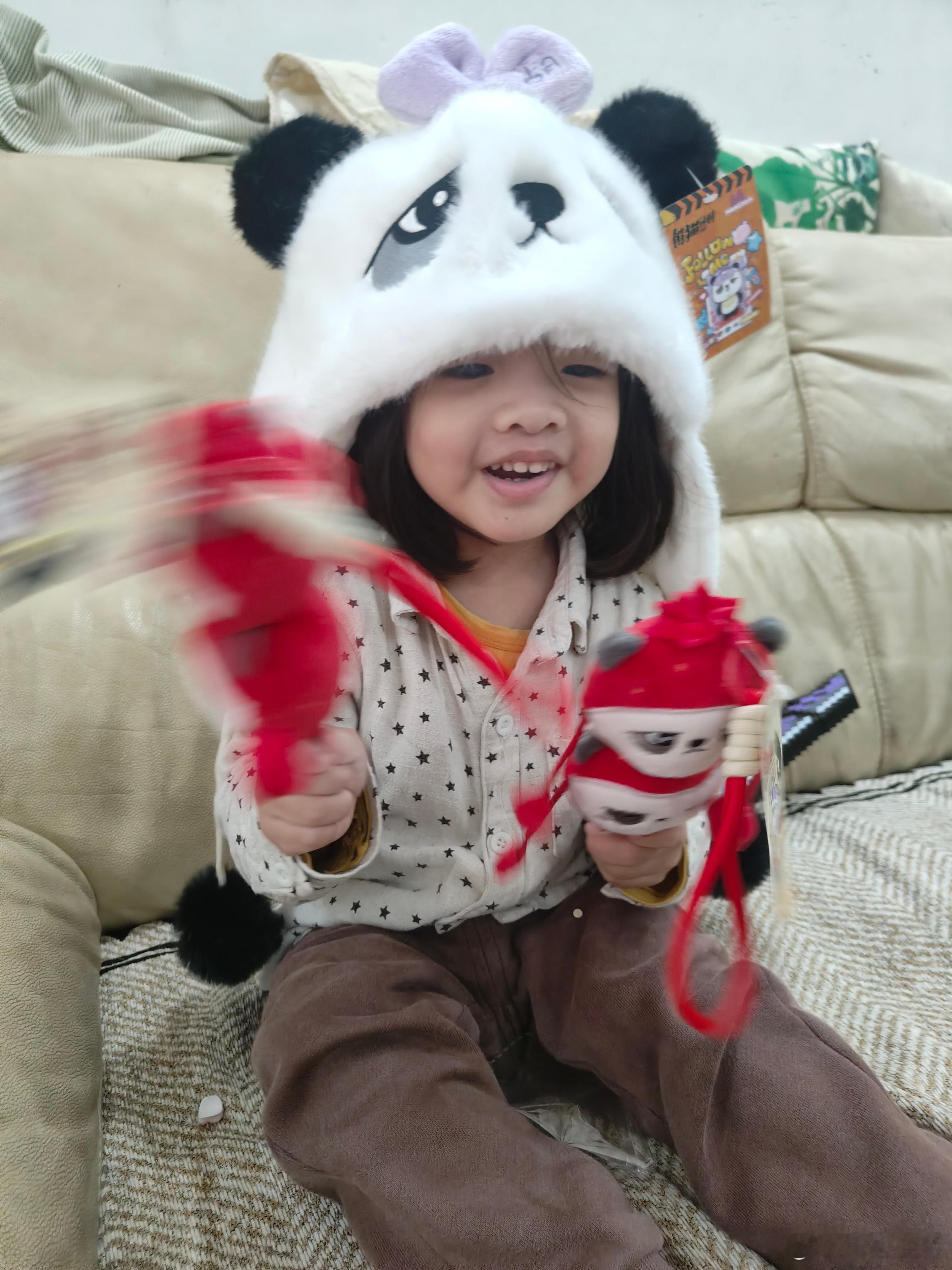 听听温特怎么说收到熊猫胡胡绒帽，好Q萌，还有胡胡糖葫芦。 