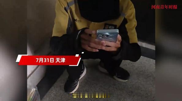 “看哭了！”7月31日，天津，一外卖小哥送餐，汤撒了导致顾客退餐，小哥蹲在楼道上