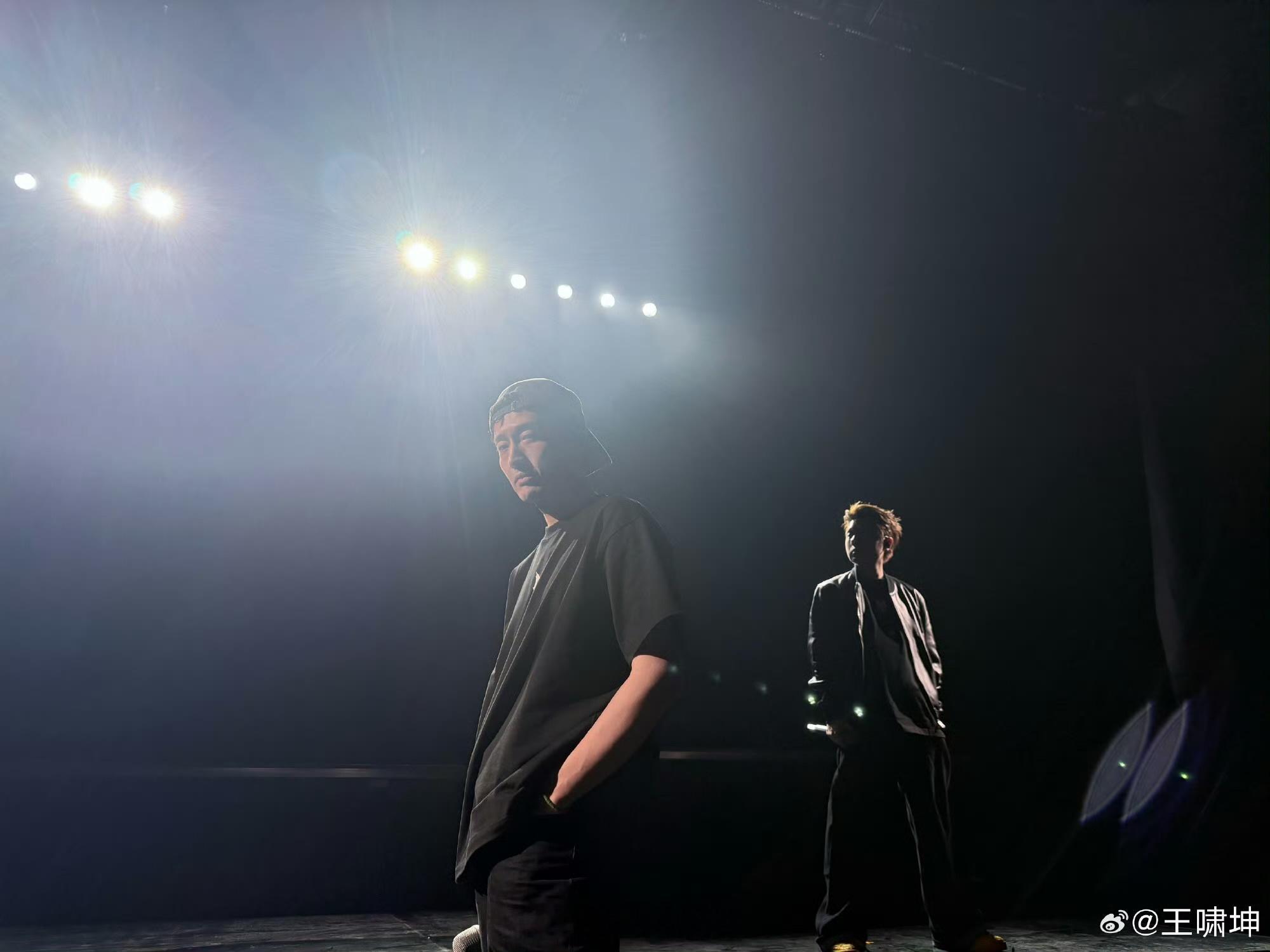 王传君完全演我学英语王传君这段练习画面我直接代入！披荆斩棘四公为了唱好《beli
