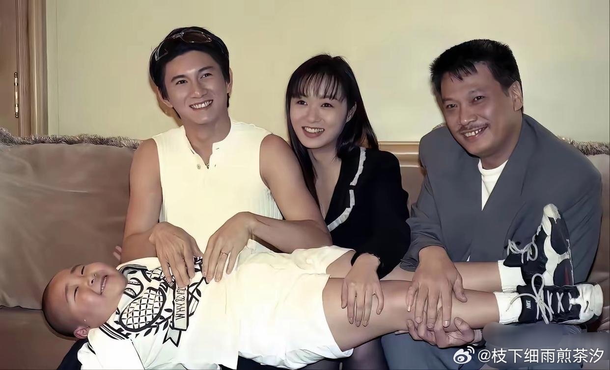 吴奇隆和郑家榆这时候都还很青葱，吴孟达是真没年轻过。 ​​​