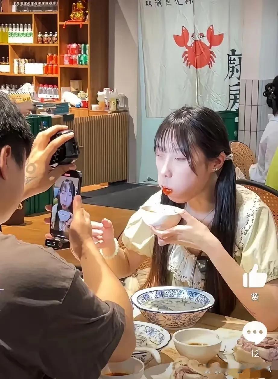 网友上传视频揭露真相：餐馆就餐偶遇网红美食探店，镜头前他们陶醉不已，尽显美食享受