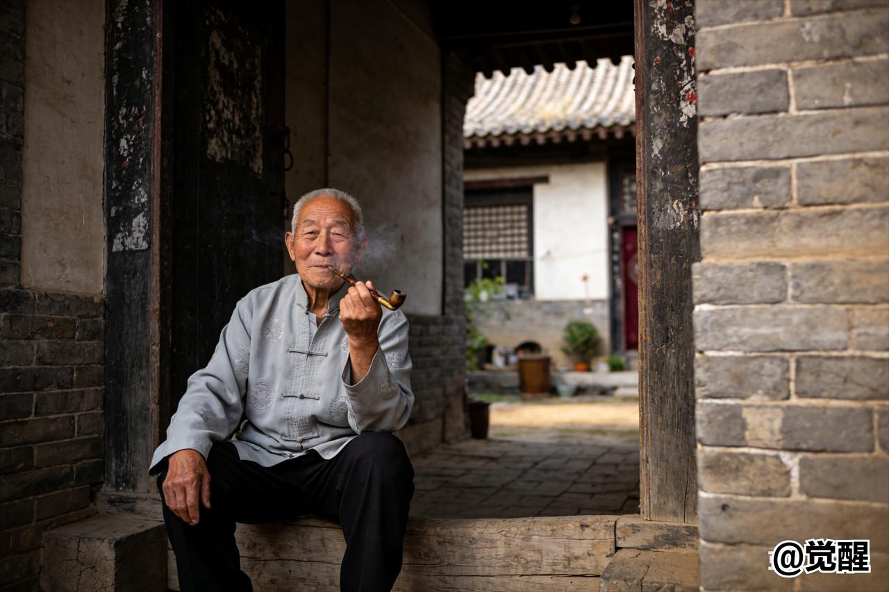 一位老汉非常现实的话：
偷人是三观不正，思想有问题。偷不到人是五官不正，长相有问