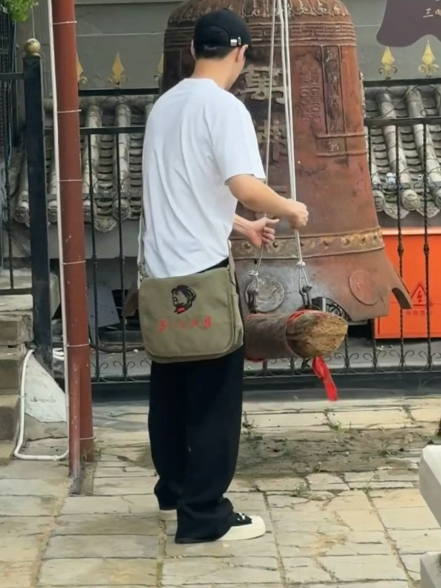 敲钟的宝宝 