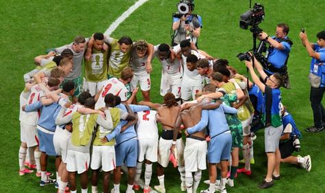 2-1，3-2！逆转 + 绝平 + 让二追三！世界杯太刺激，16 强已经诞生 1