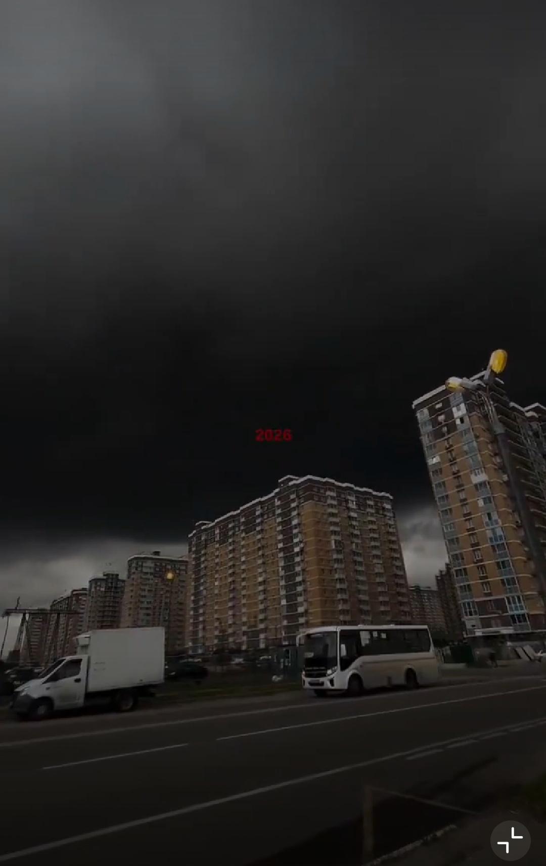 这是白天的莫斯科，黑云漫天，一副末日景象。6月18日，泽连斯基用数百架无人机对准