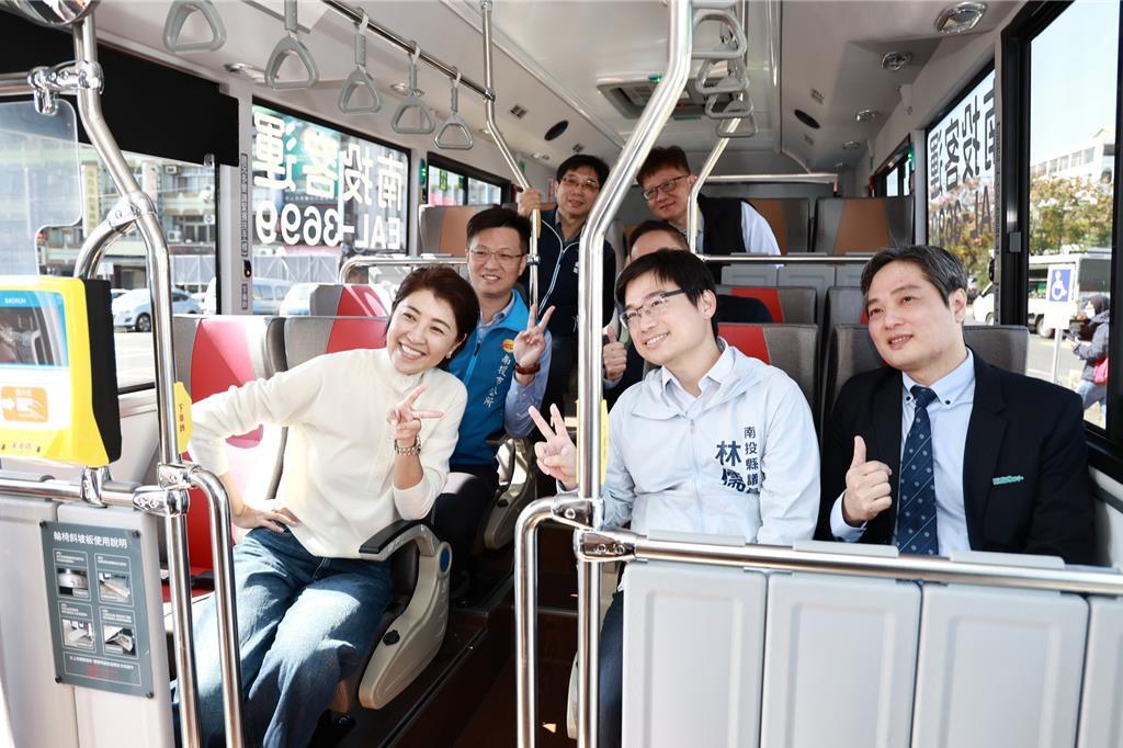 南投县县长许淑华、南投市市长张嘉哲以及南投县议员林儒暘等一行人亲自试乘了新开通的