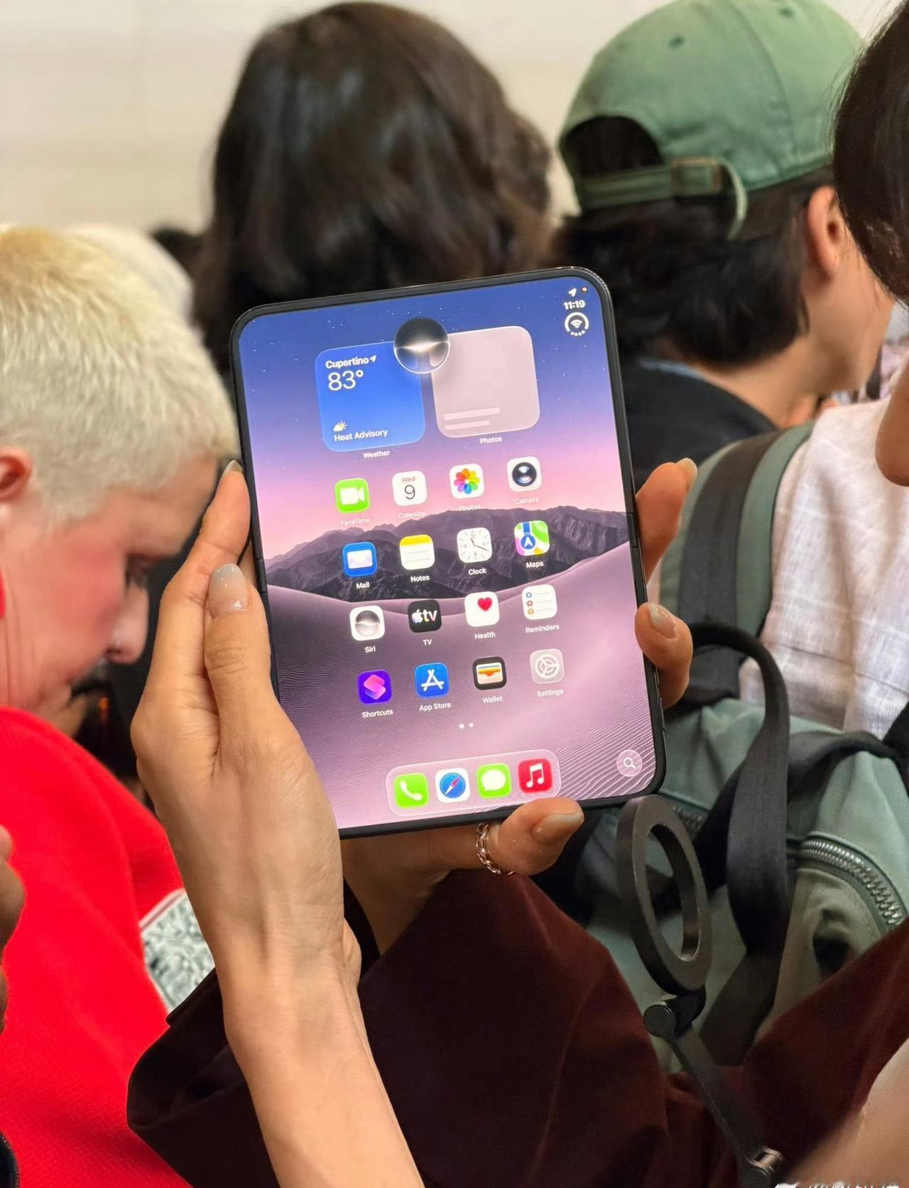 完美 iPhone Duo确实很出人意料，该有的功能都有了，而且内屏是无开孔的屏