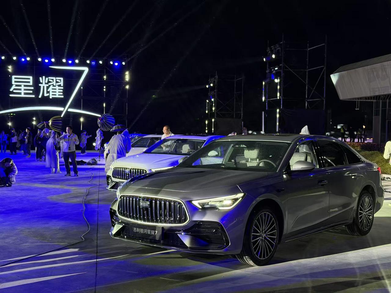 吉利银河星耀7预售11.28万起！
真的太卷了！
4.9米的B级电混轿车还带四驱