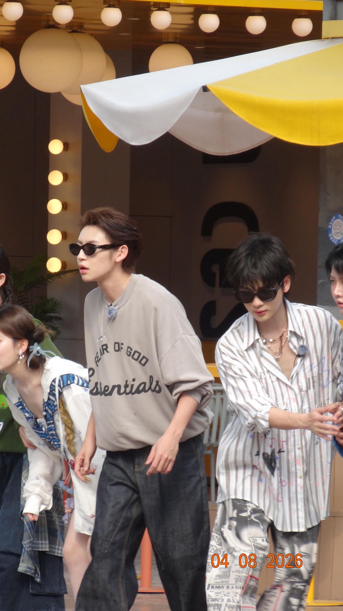 周震南王琳凯张星特三个O一开始三个人一个平静一个笑着一个懵懵的，视线一转过来就集