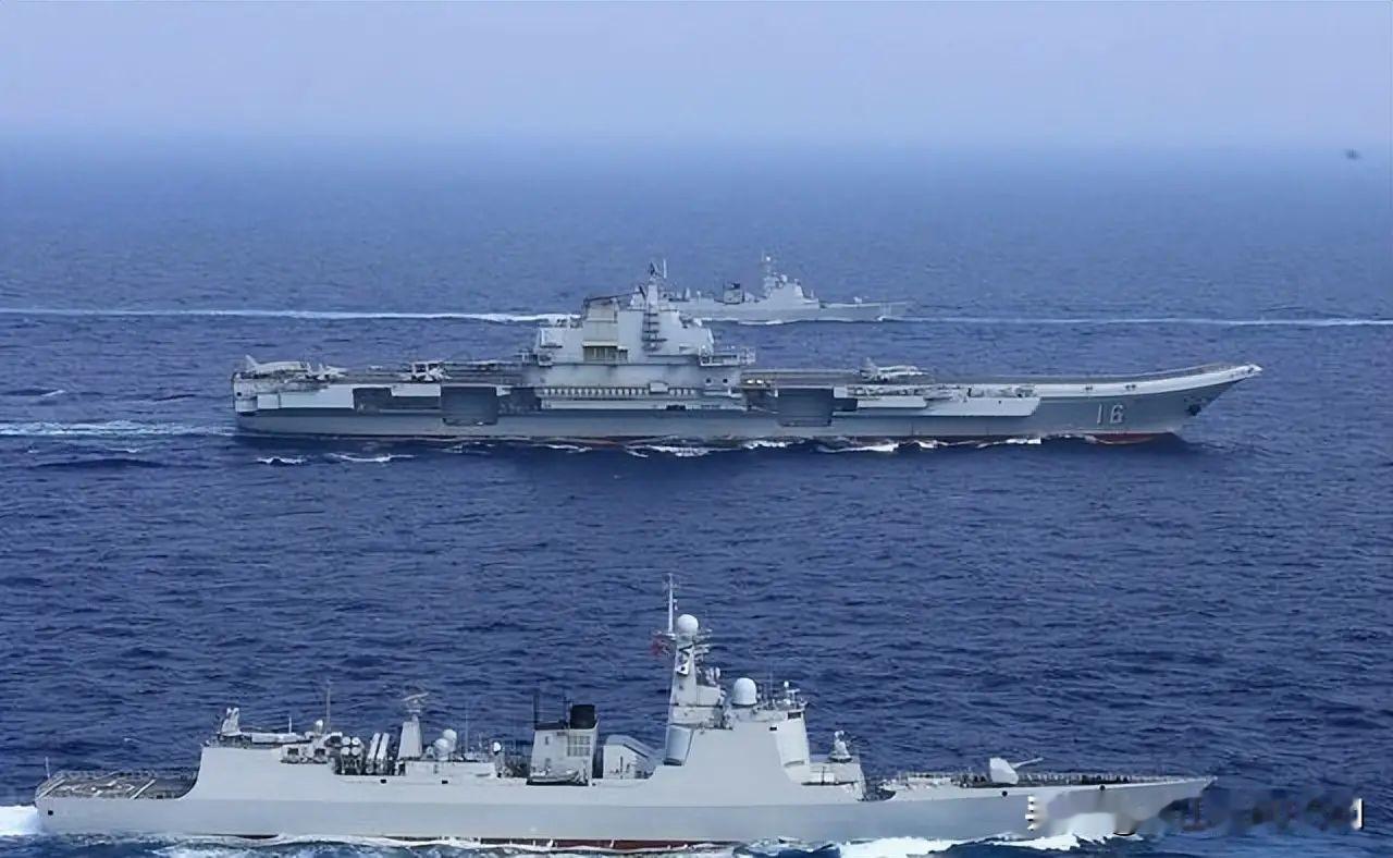 人民海军现役舰艇已形成以航母为核心、驱护舰为骨干、核常潜艇为尖刀、两栖舰艇为拳头